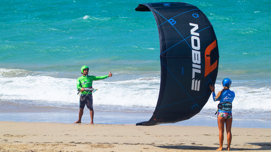 Student learning kitesurf with an IKO Instructor