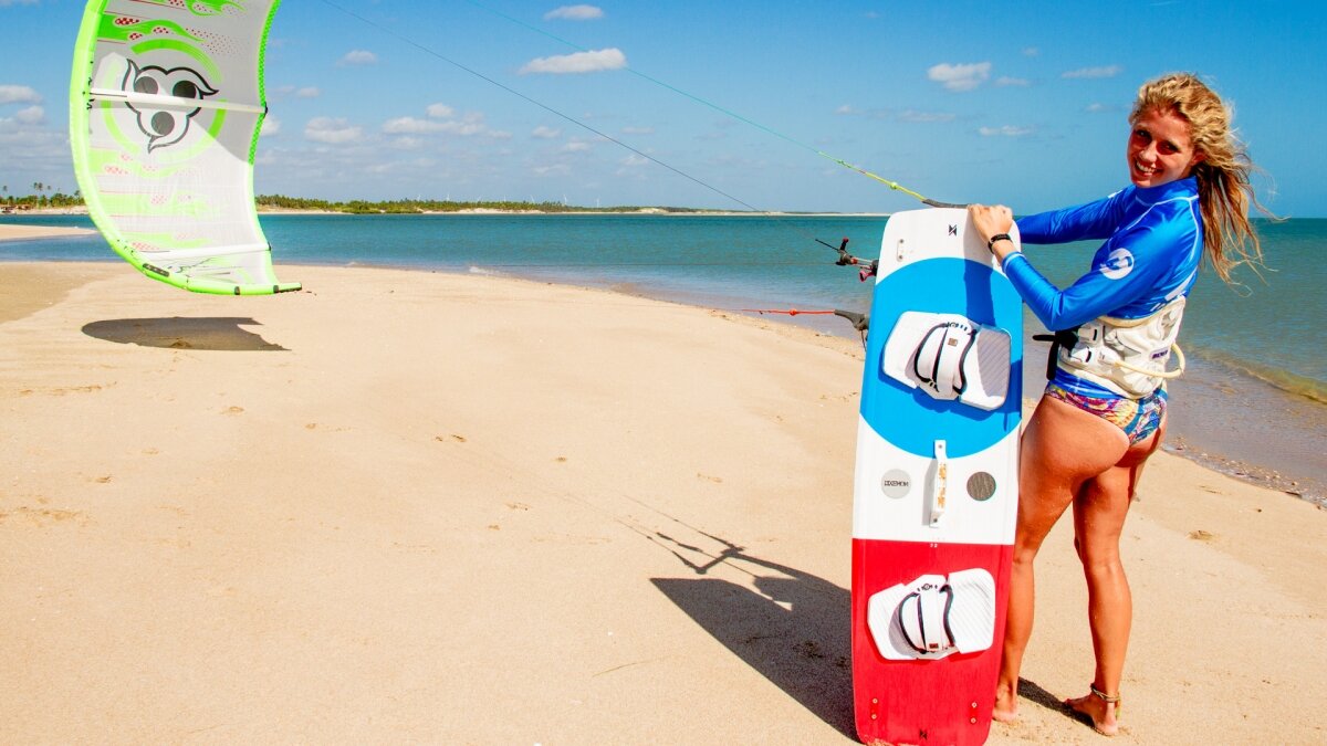 Learning kitesurfing in light wind or strong wind