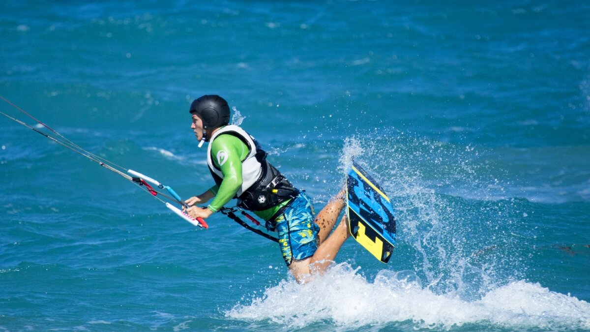 Student face plant kitesurf learning