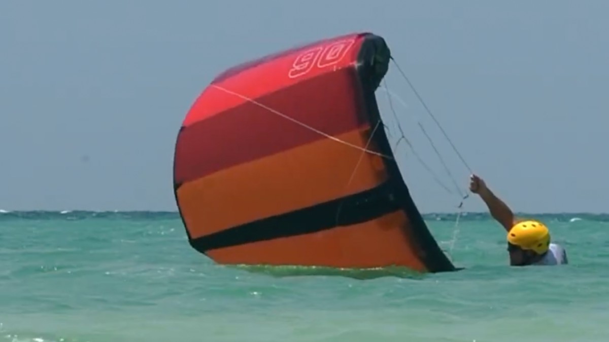 Kitesurf coach self rescue