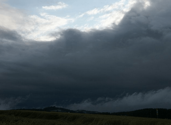 Nembostrato kite nuvole