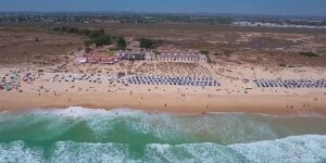 Kitesurfing in Barril Beach