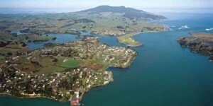 Kitesurfing in Raglan